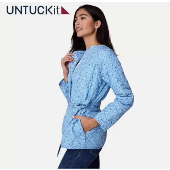 NWT UNTUCKit Lindy Quilted Jacket Blue Floral Sz M Belted Lightweight Cottagecor - Picture 2 of 15